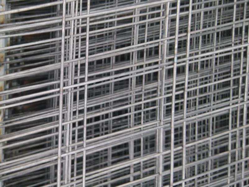 采用鋼筋網片裝配式施工，方便快捷，工效高