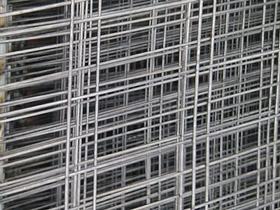 采用鋼筋網片裝配式施工，方便快捷，工效高