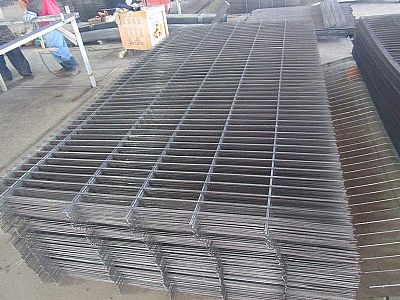 鋼筋網片利用混凝土擋墻所具有的重力